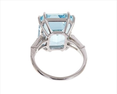 Lot 375 - Aquamarine and diamond ring