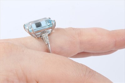 Lot 375 - Aquamarine and diamond ring