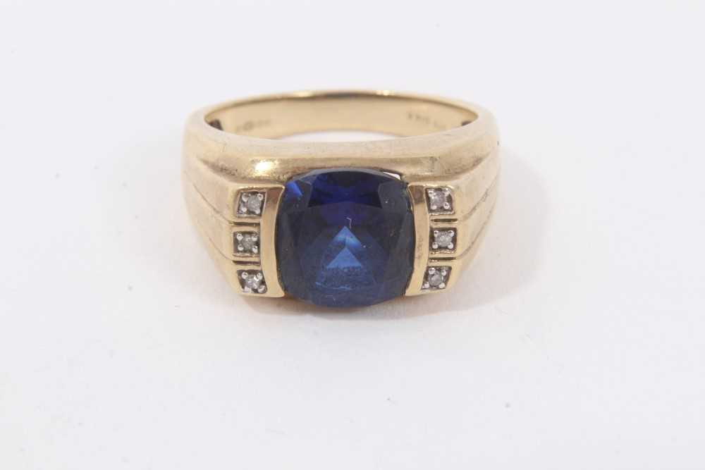 Lot 54 - Gentlemen's 9ct gold blue stone ring