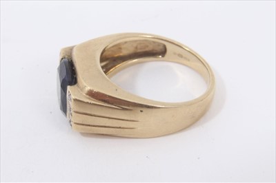Lot 54 - Gentlemen's 9ct gold blue stone ring