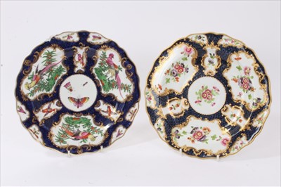 Lot 123 - Two Worcester-style porcelain plates
