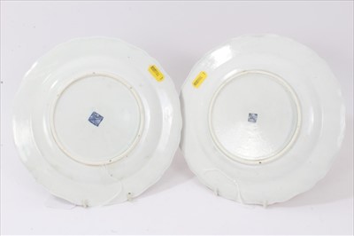 Lot 123 - Two Worcester-style porcelain plates