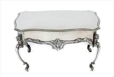 Lot 331 - Edwardian silver jewellery/trinket box with hinged lid by William Comyns