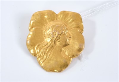 Lot 410 - Art Nouveau gold brooch