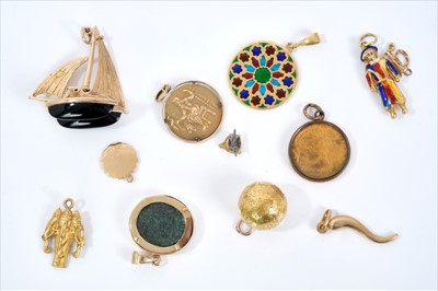 Lot 422 - Collection gold and yellow metal charms and pendants