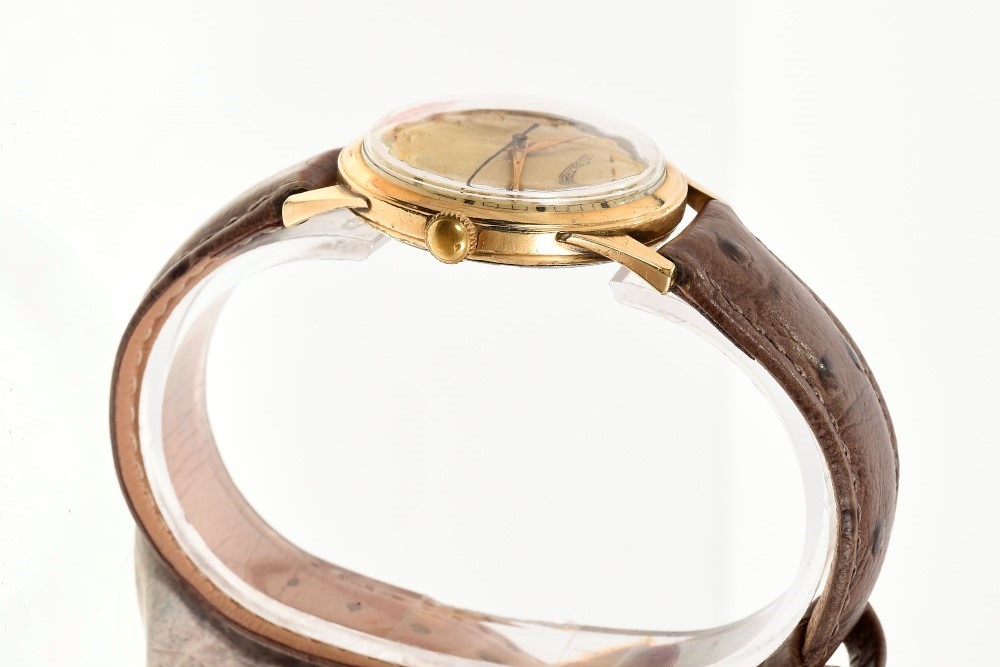 Lot 562 - 1950s gentlemen's LeCoultre wristwatch in