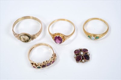 Lot 439 - Group four antique gold gem set rings