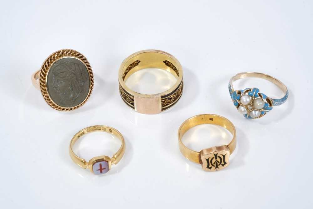 Lot 440 - Five antique gold rings