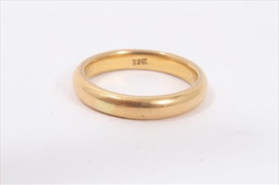 Lot 69 - 22ct gold wedding ring