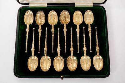 Lot 212 - Set of 12 silver gilt teaspoons in fitted case