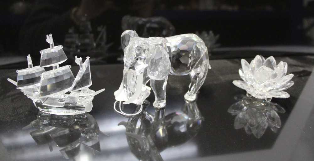 Lot 853 - Selection of Swarovski crystal items including Annual Edition 1993 Inspiration Africa - The Elephant,  galleon, and flowers, all boxed