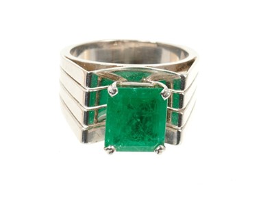 Lot 485 - Art Deco style emerald ring