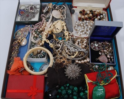Lot 264 - Costume jewellery, silver jewellery, wristwatches and bijouterie