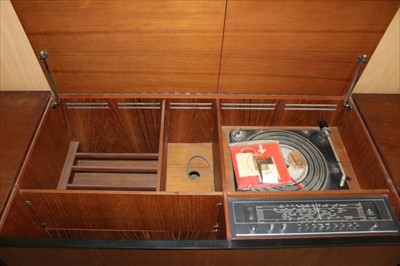 Lot 3 - Bang & Olufsen Beomaster 900 in cabinet