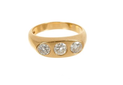 Lot 446 - Three stone diamond ring