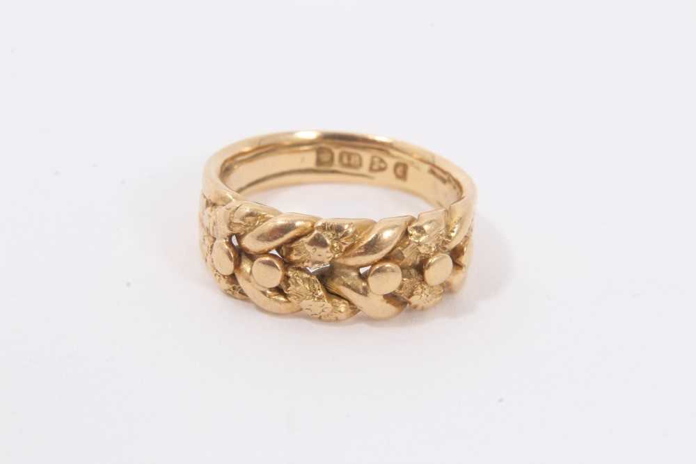 Lot 76 - Edwardian 18ct gold knot ring