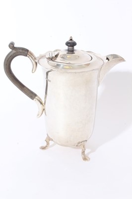Lot 219 - George V silver hot water jug and matching coffee pot, each with fluted rims