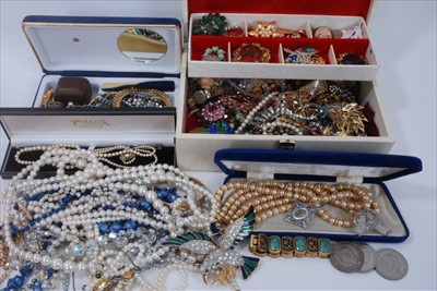 Lot 267 - Quantity vintage costume jewellery and bijouterie