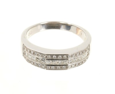 Lot 482 - Diamond ring on 18ct white gold band