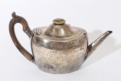 Lot 224 - George III silver teapot