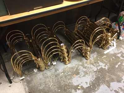 Lot 280 - Collection of 24 good quality brass picture lights