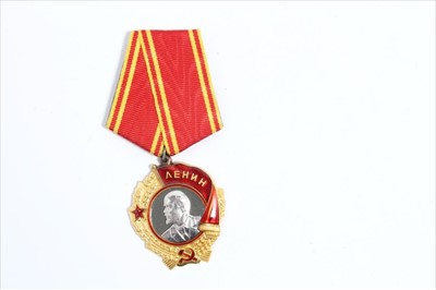 Lot 658 - Soviet - Russian Order of Lenin in gold and platinum, 1957 - 1991 type