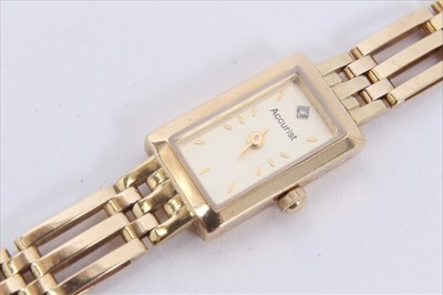 Lot 124 - Ladies 9ct gold Accurist wristwatch