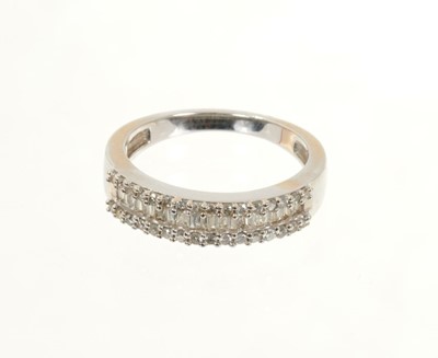 Lot 481 - 18ct white gold and diamond ring