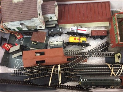 Lot 452 - Box of railway N gauge carriages, track and buildings