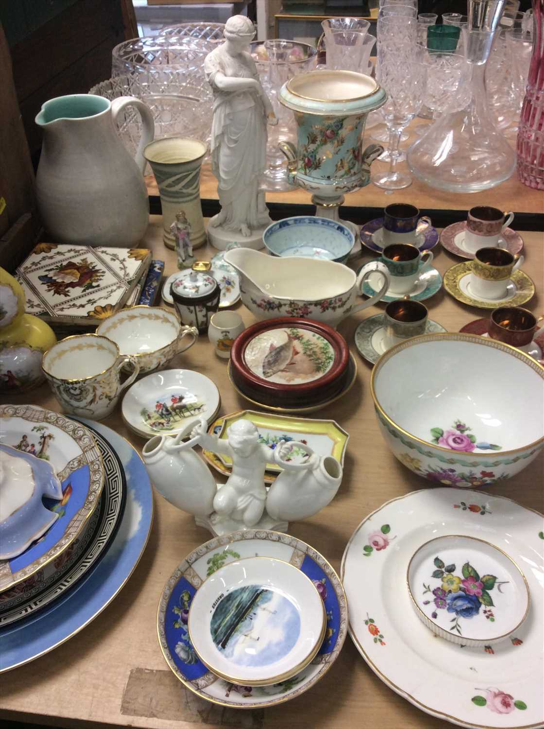 Lot 421 - Group decorative ceramics