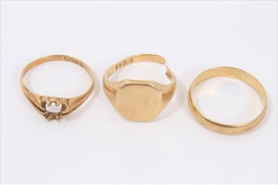 Lot 136 - 18ct gold signet ring, 18ct gold ring (stone missing) and an 18ct gold wedding ring