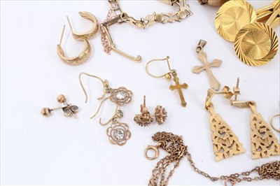 Lot 137 - Group of 9ct gold jewellery to include pair cufflinks, studs, rings, pendants and earrings