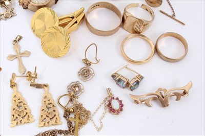 Lot 137 - Group of 9ct gold jewellery to include pair cufflinks, studs, rings, pendants and earrings
