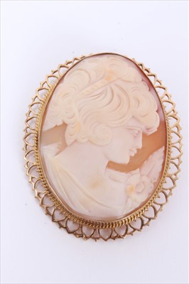 Lot 138 - Carved shell cameo brooch in 9ct gold mount and an Edwardian style 9ct gold turquoise and seed pearl pendant on 9ct gold chain