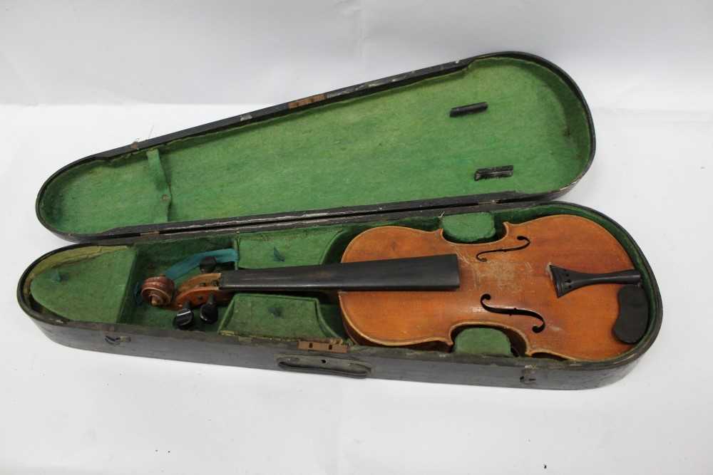 vogn Turbulens Øst Timor Lot 1783 - Old violin in green baize lined wooden case