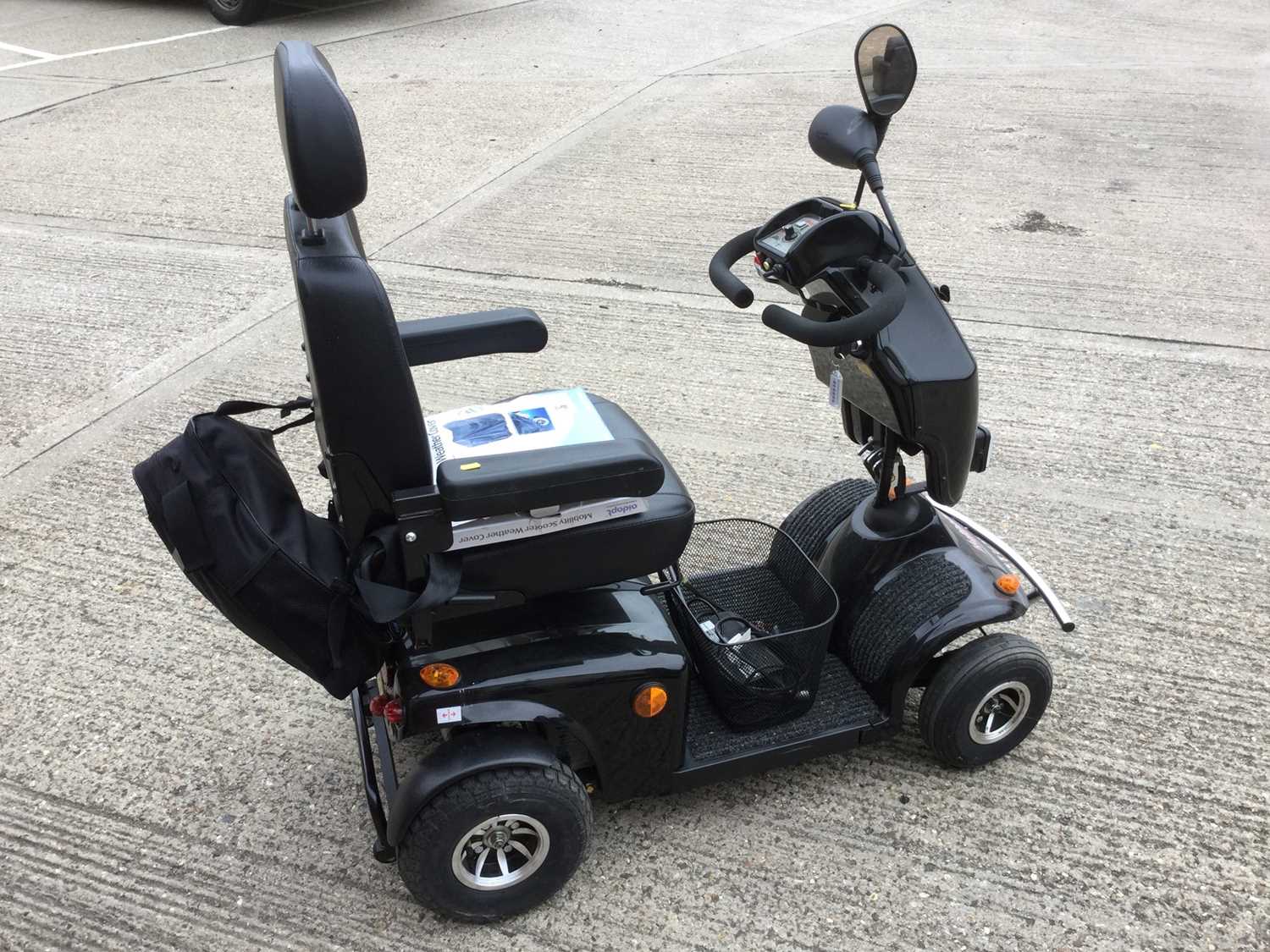 Lot 4 - Mayfair 8 Deluxe Freerider Mobility scooter with charger and key