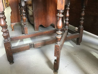 Lot 62 - Oak drop leaf table on turned supports