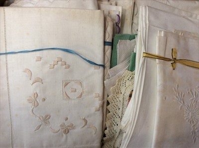 Lot 1698 - Quantity of vintage table linens, mats, pillowcases etc.