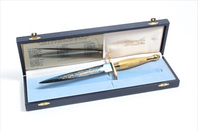 Lot 796 - Fine Wilkinson Sword commemorative Commando dagger with gilded hilt, blue and gilt blade 'The Special Air Service Regiment Golden Jubilee 1941 - 1991', in fitted case with plaque