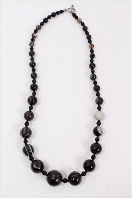 Lot 200 - Agate bead necklace