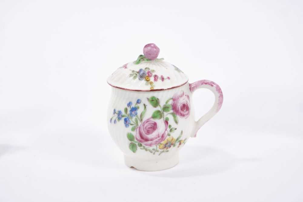 Lot 62 - Mennecy custard cup and cover circa 1760