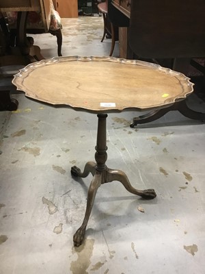 Lot 1046 - 18th century style mahogany dish top wine table