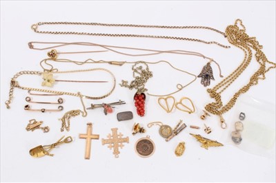 Lot 254 - Early 20th century South African gold-diggers brooch and other yellow metal jewellery