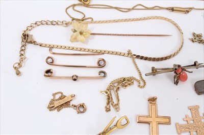 Lot 254 - Early 20th century South African gold-diggers brooch and other yellow metal jewellery