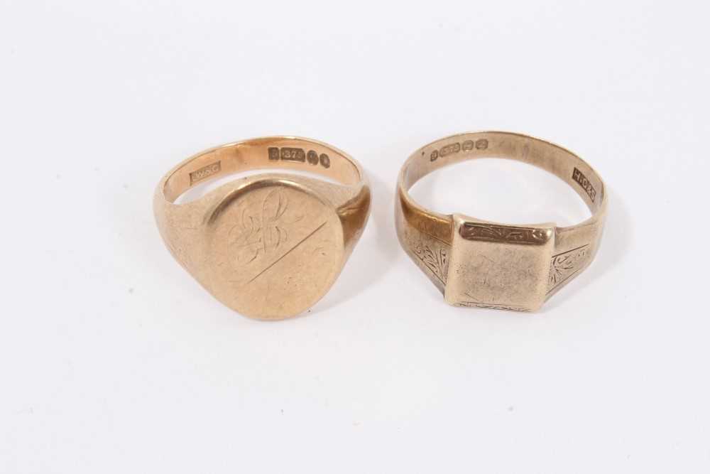 Lot 249 - Two 9ct gold signet rings