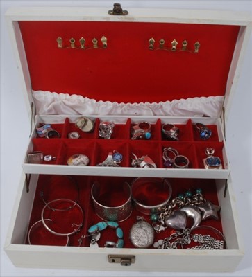 Lot 261 - Jewellery box containing silver and white metal jewellery