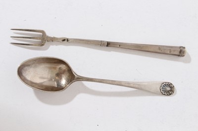 Lot 259 - Collection silver caddy and other spoons and sundry small silver (8)