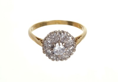 Lot 543 - Gold diamond cluster ring