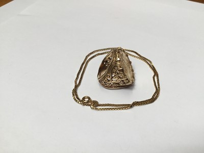 Lot 162 - Gold full sovereign 1967 in gold ring mount together with a 9ct gold chain