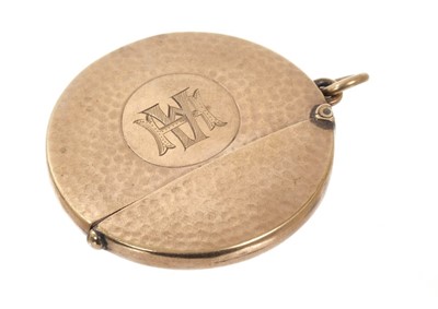 Lot 523 - Edwardian 9ct gold vesta case of circular form with hammered finish Chester 1907